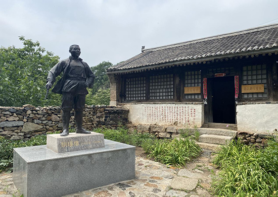 縣長胡瑛像.jpg