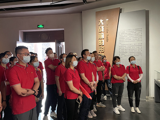 臺兒莊大戰(zhàn)紀念館內(nèi)聽講解.jpg